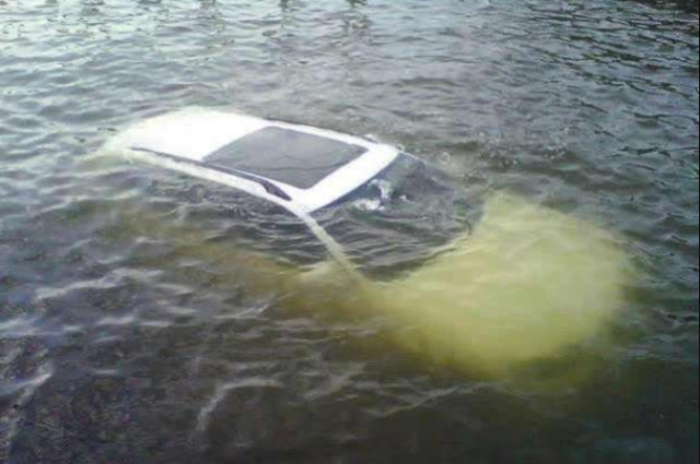 私家车落水如何自救 车辆落入水中错误的逃生方法