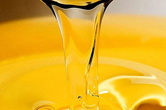 调和油和色拉油的区别 调和油和色拉油哪种更适合家庭吃