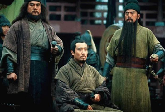 蜀汉先主刘备真的是贩卖鞋履的草民吗？看看他背后有哪些强大的势力？